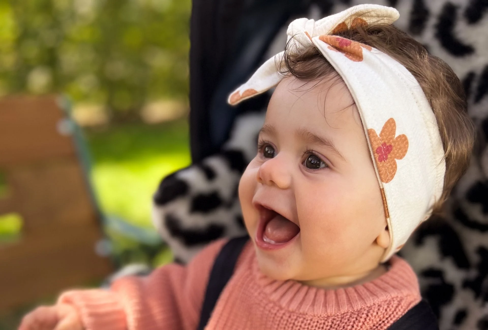 Lachendes Baby in einem Kinderwagen